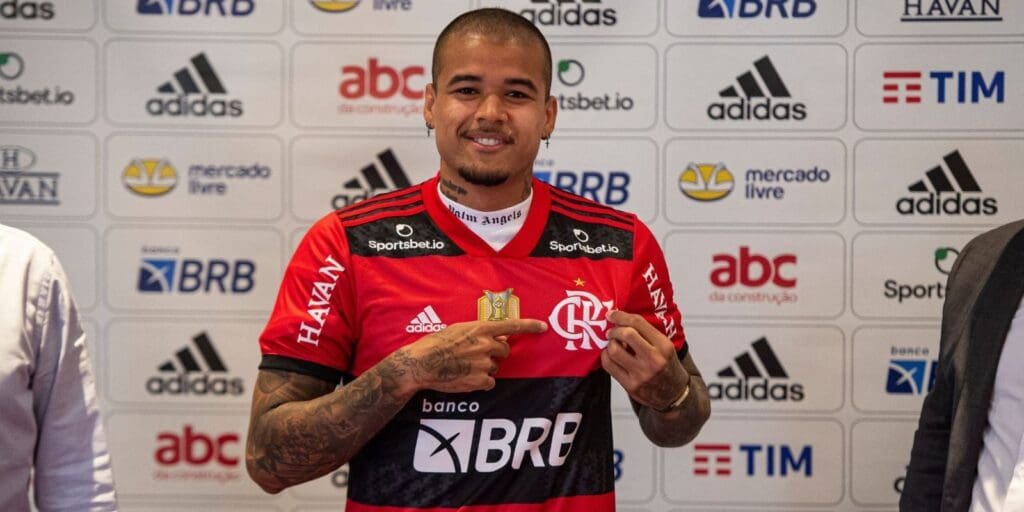 Kenedy com a camisa do Flamengo