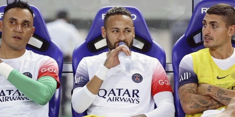 Neymar no banco de reservas do PSG