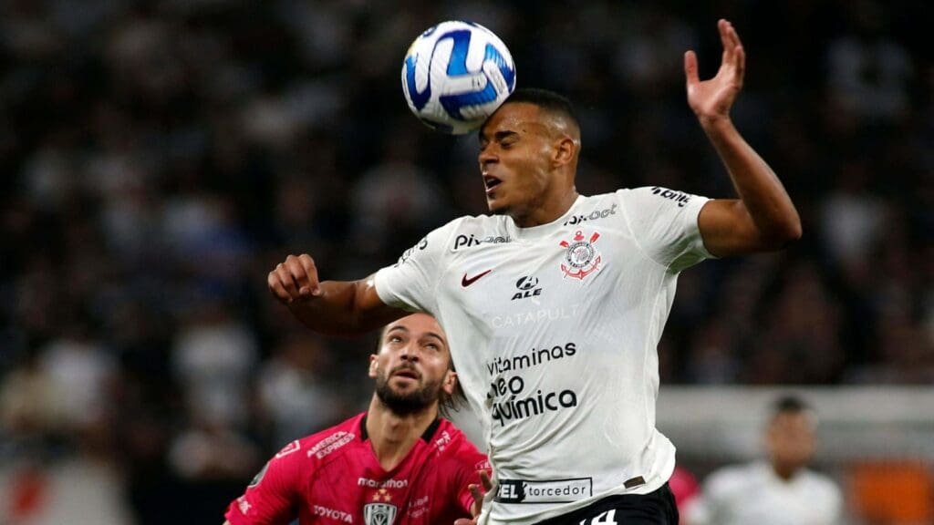 Murillo cabeceia bola com a camisa do Corinthians