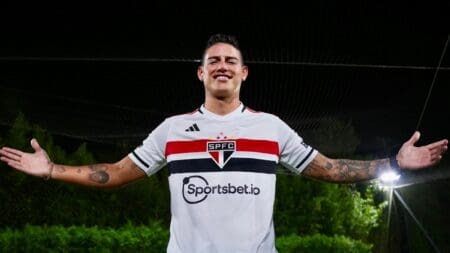 James Rodríguez com a camisa do São Paulo