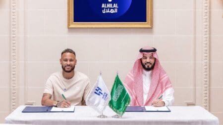 Neymar assina contrato com o Al-Hilal
