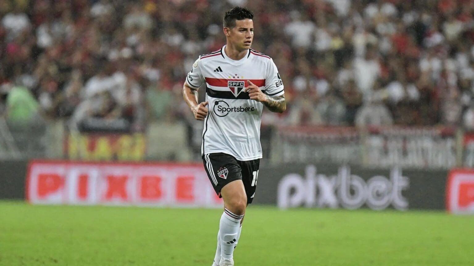 James Rodríguez em campo pelo São Paulo