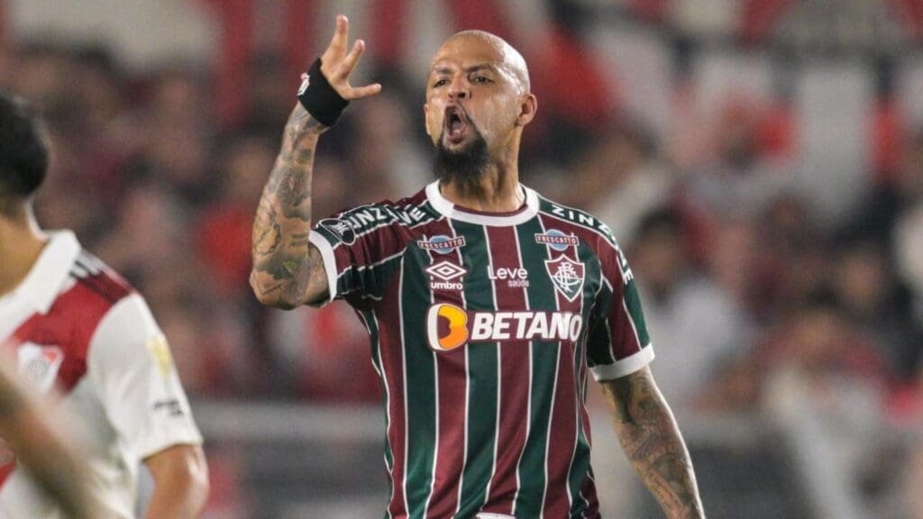 Felipe Melo em campo pelo Fluminense