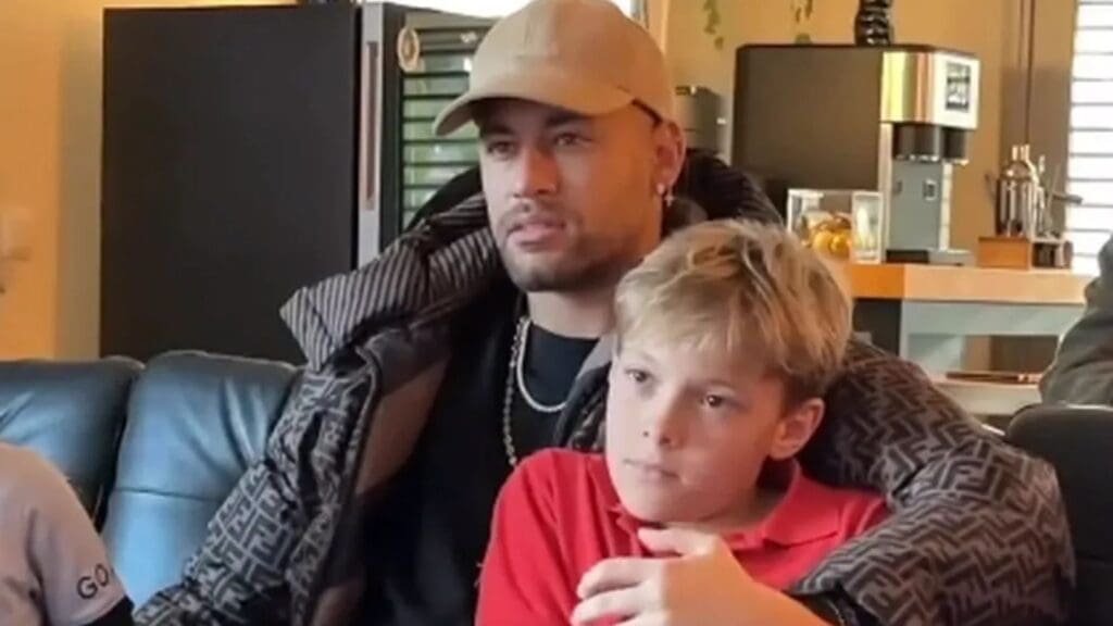 Neymar Jr ao lado do filho Davi Lucca