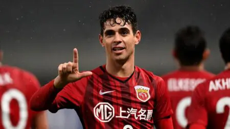Oscar jogando no futebol chinês