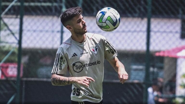 Zagueiro Beraldo em campo pelo São Paulo, interessa ao PSG