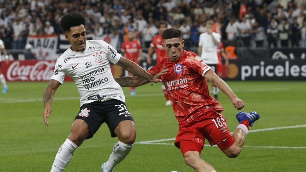 Du Queiroz disputa bola vestindo a camisa do Corinthians