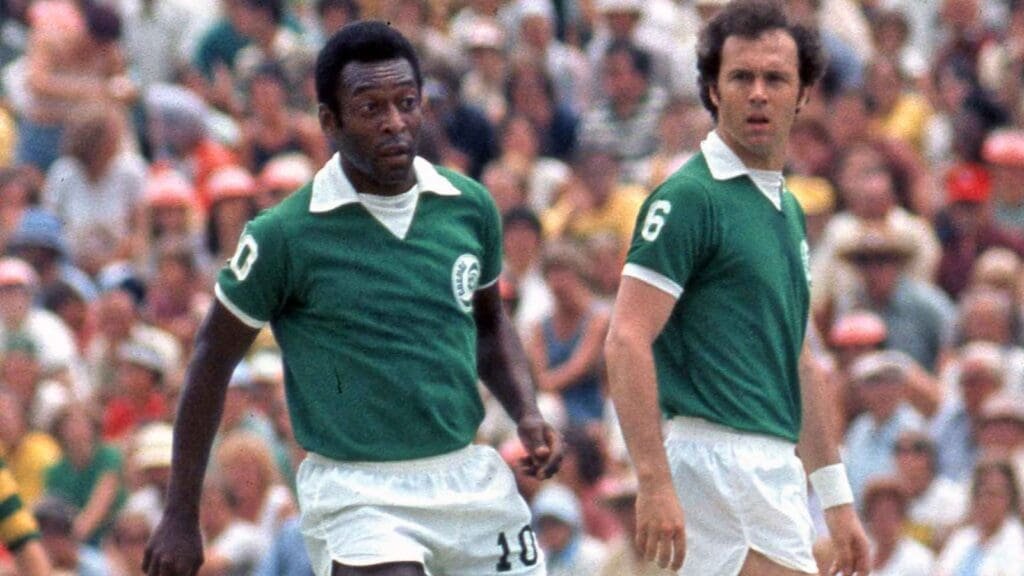 Pelé e Beckenbauer jogando no NY Cosmos