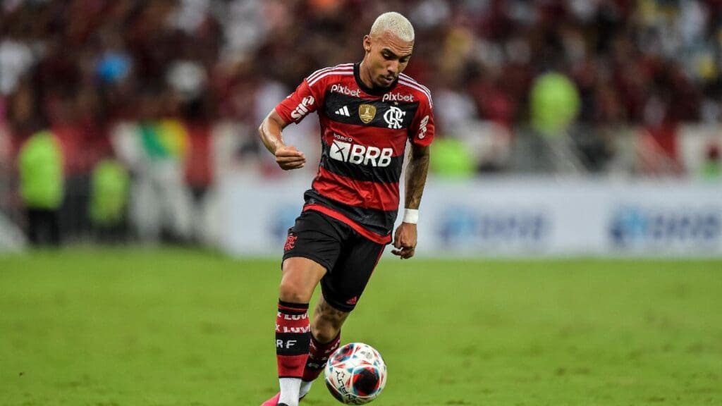 Matheuzinho em campo pelo Flamengo