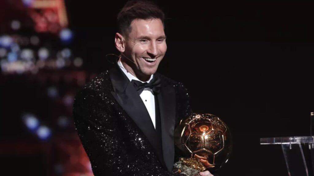 Lionel Messi com a Bola de Ouro em 2021