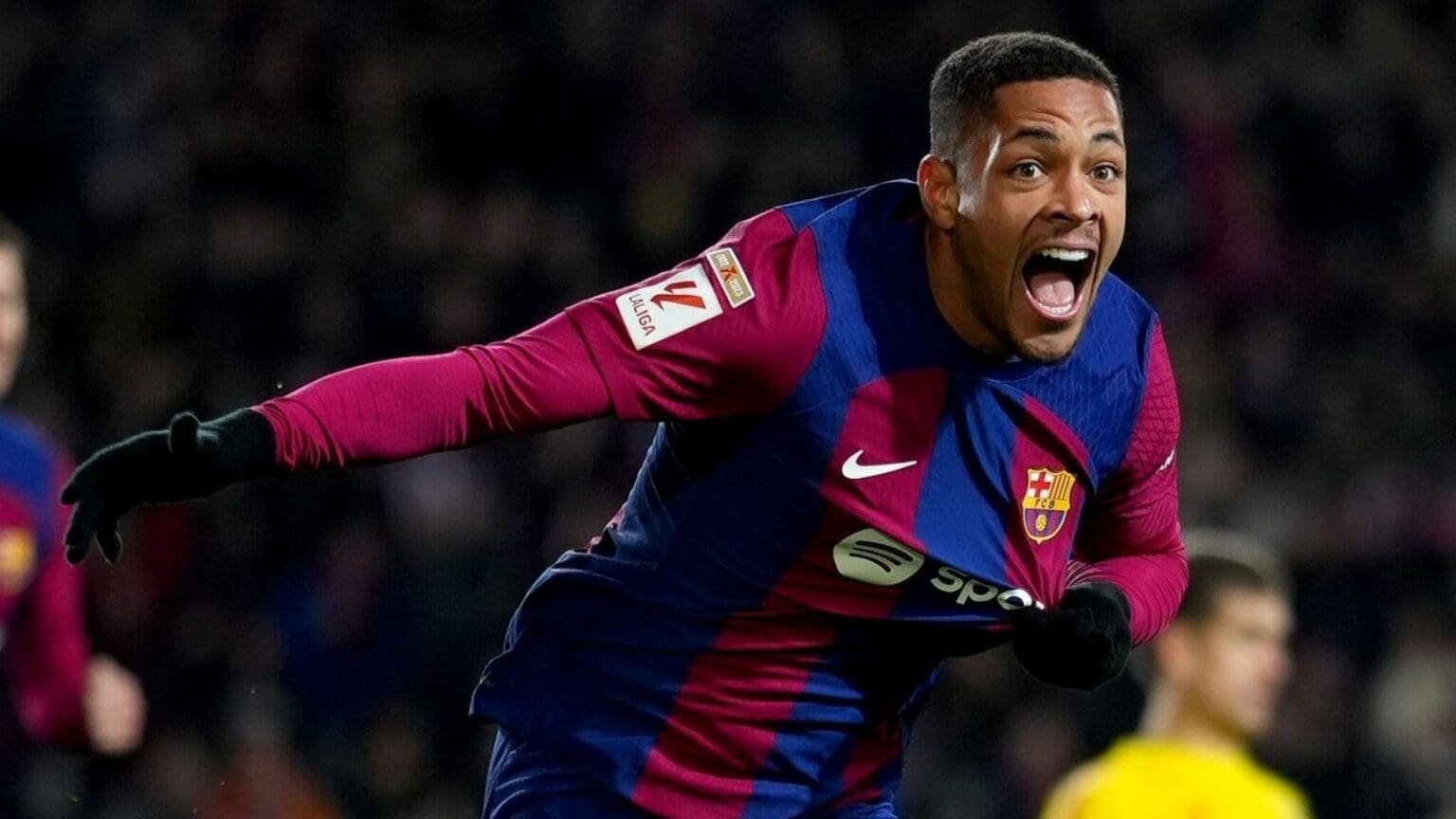 Vitor Roque em campo pelo Barcelona.