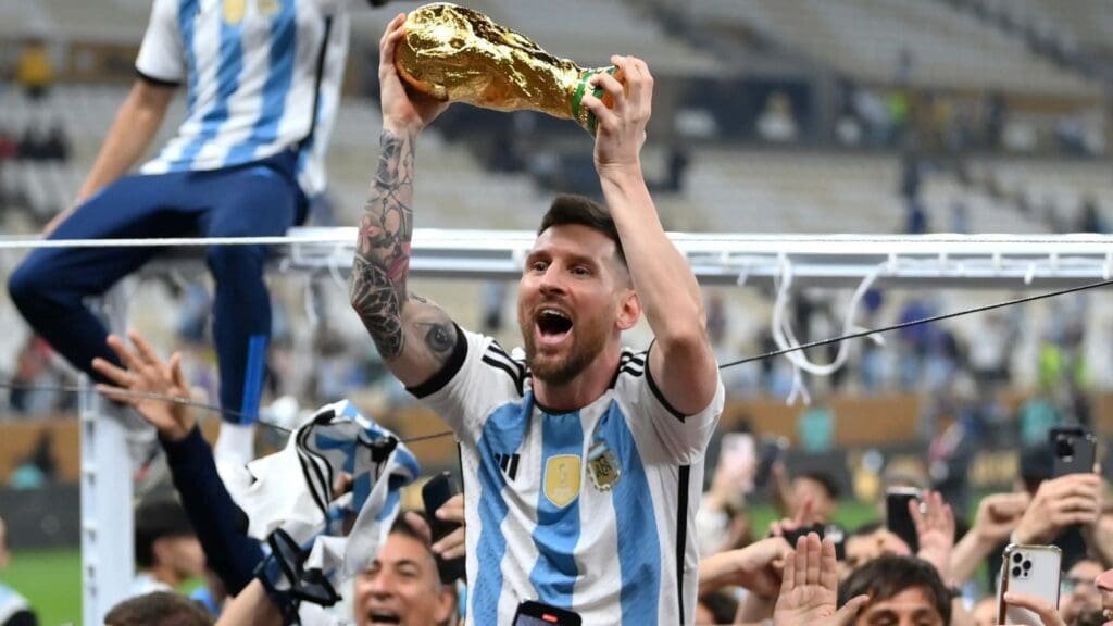 Lionel Messi segurando a taça da Copa do Mundo de 2022