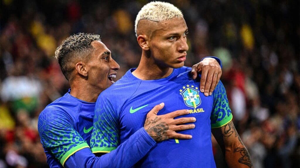 Raphinha e Richarlison em campo pela seleção brasileira