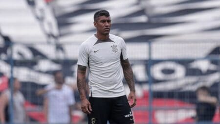 Paulinho em campo pelo Corinthians