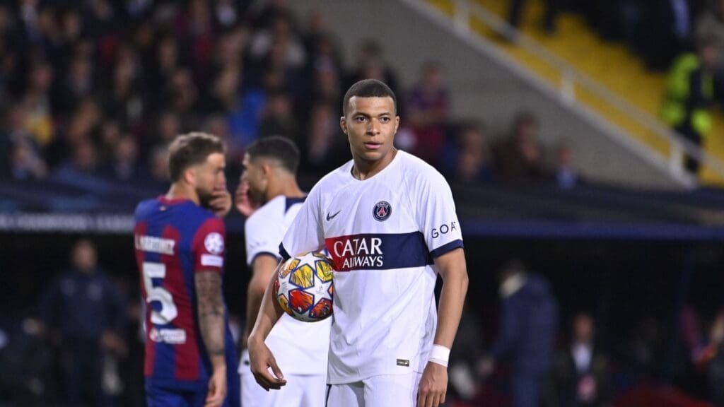 Mbappé, em campo com a camisa do PSG