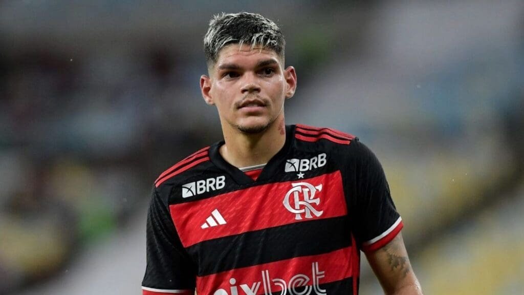 Ayrton Lucas em campo pelo Flamengo