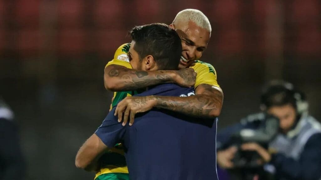 Deyverson abraçando António Oliveira no Cuiabá