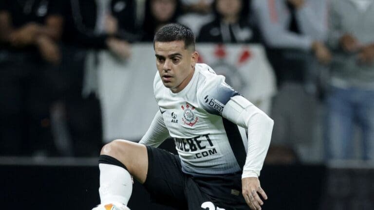 Fagner em campo pelo Corinthians