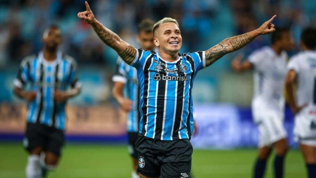 Soteldo em campo pelo Grêmio