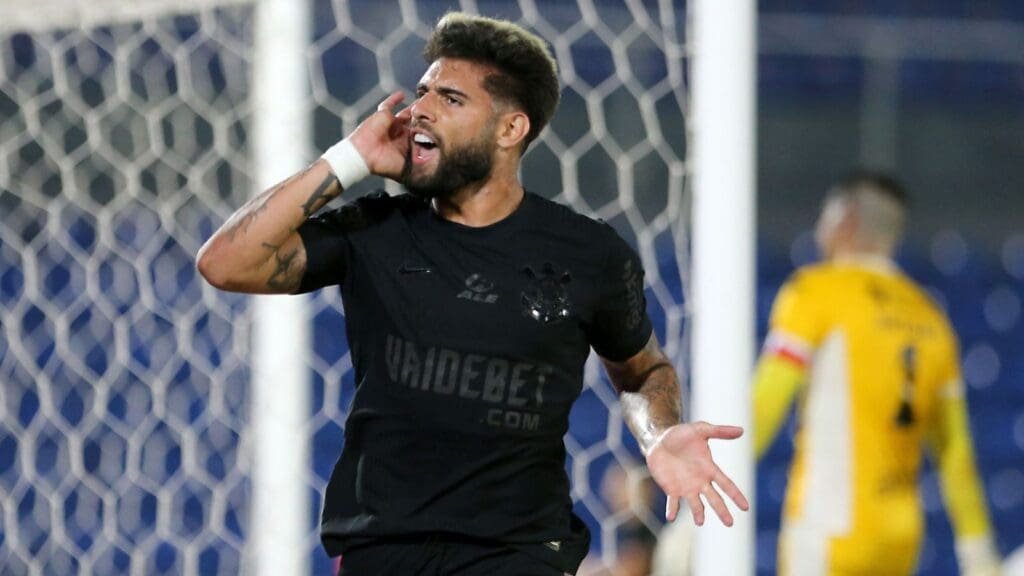 Yuri Alberto em campo pelo Corinthians com a camisa preta