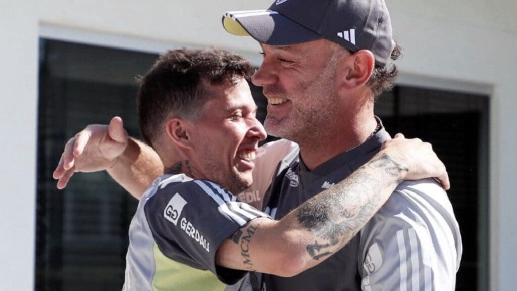 Bernard abraça o técnico Gabriel Milito em sua volta ao CT do Atlético-MG