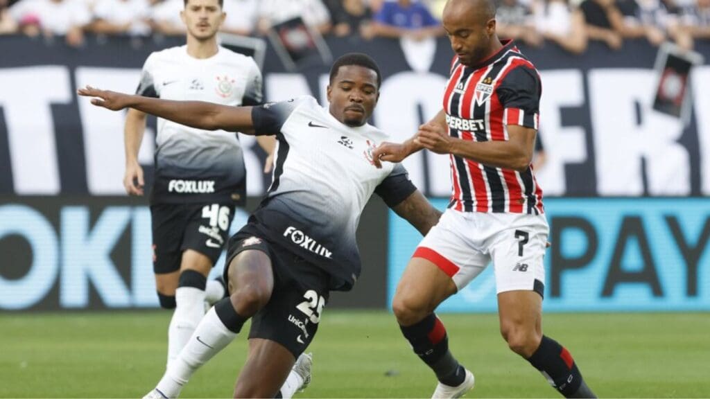 Cacá durante clássico Majestoso entre Corinthians e São Paulo