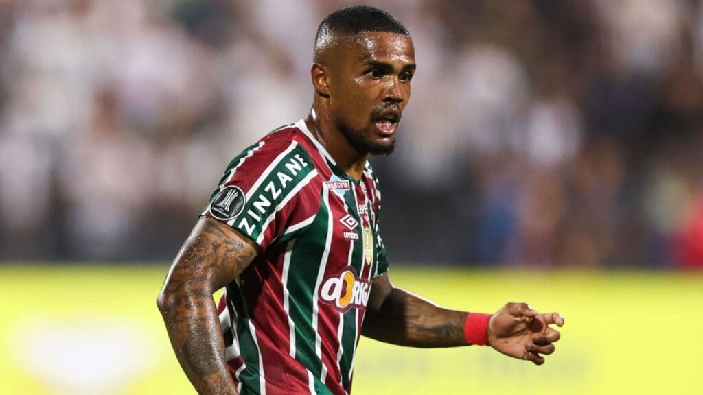 Douglas Costa em campo com a camisa do Fluminense