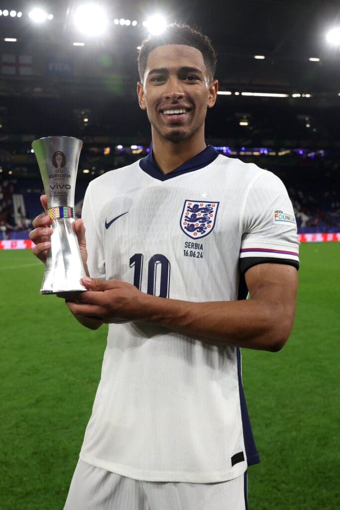 Jude Bellingham recebe o prêmio de craque da partida na Eurocopa 