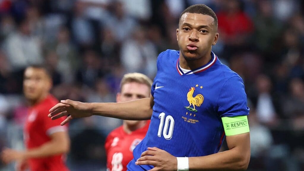 Kylian Mbappé com a camisa da França para o duelo entre Áustria x França