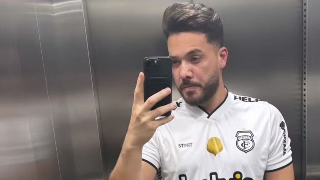 Wesley Safadão com a camisa de clube Paraibano