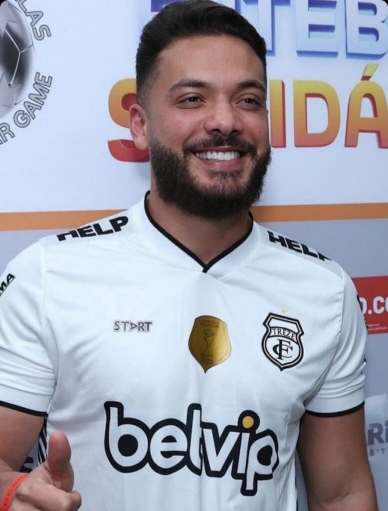 Wesley Safadão com a camisa do Treze, da Paraíba