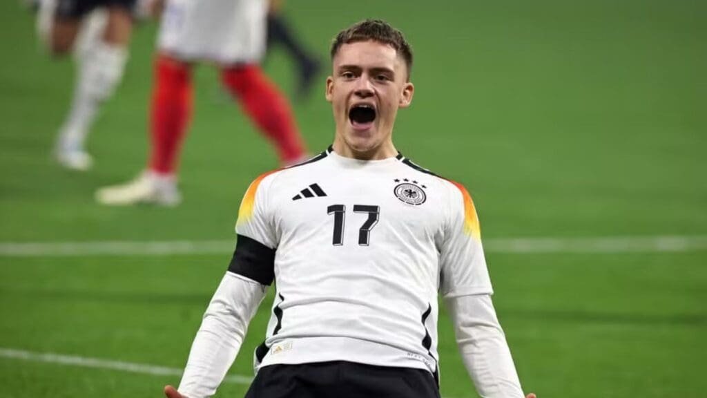 Florian Wirtz comemorando em campo pela seleção da Alemanha