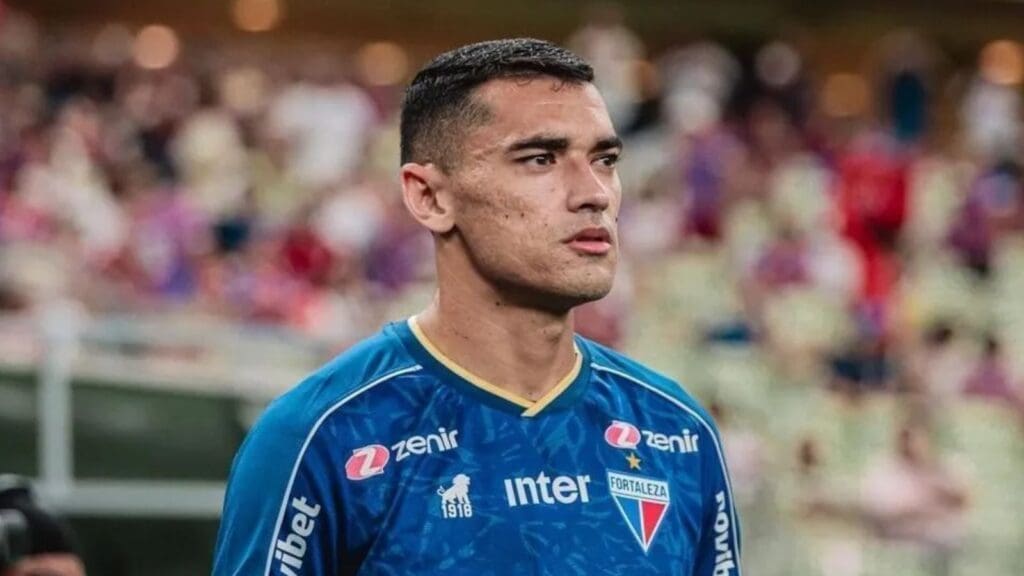 Goleiro Santos em campo pelo Fortaleza