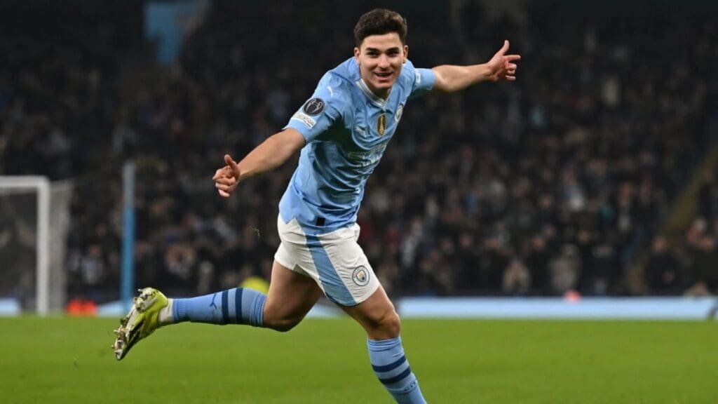 Julián Álvarez em campo pelo Manchester City