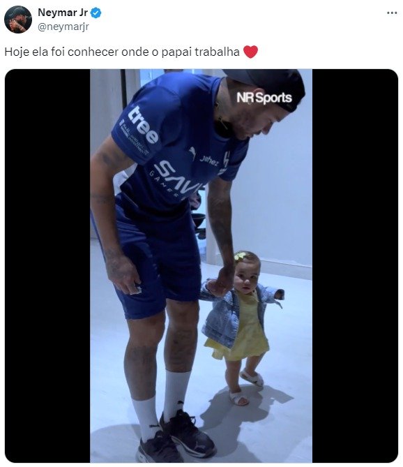 Neymar leva sua filha para conhcer o trabalho