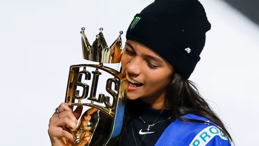 Rayssa Leal com troféu do SLS