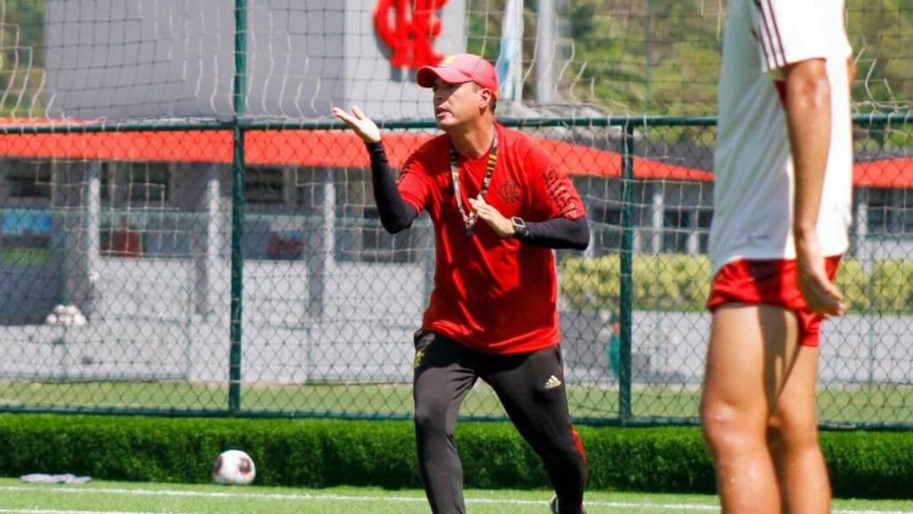 Raphael Bahia comandando treino no Flamengo