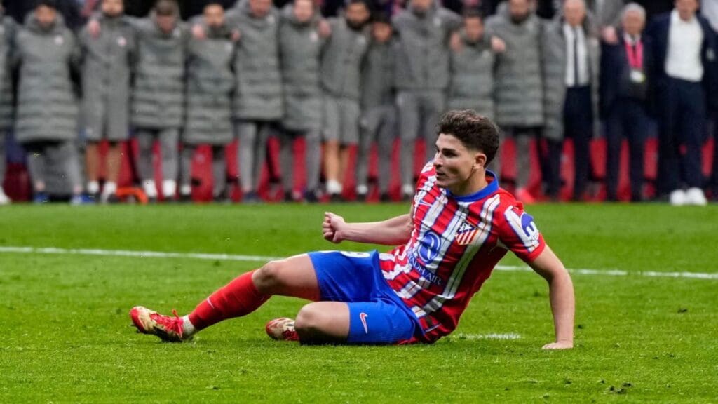Julián Álvarez teve pênalti anulado por conta de dois toques - (Foto: Manu Fernandez/AP)