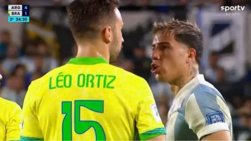 Enzo Fernández e Léo Ortiz se provocam em Brasil x Argentina - (Foto: Reprodução SporTV
