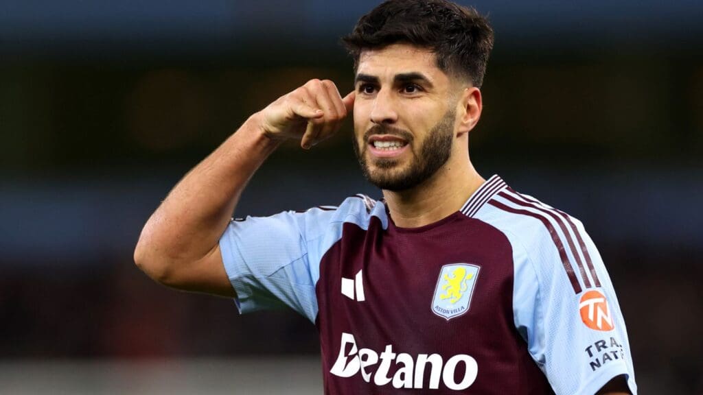 Marco Asensio em campo pelo Aston Villa