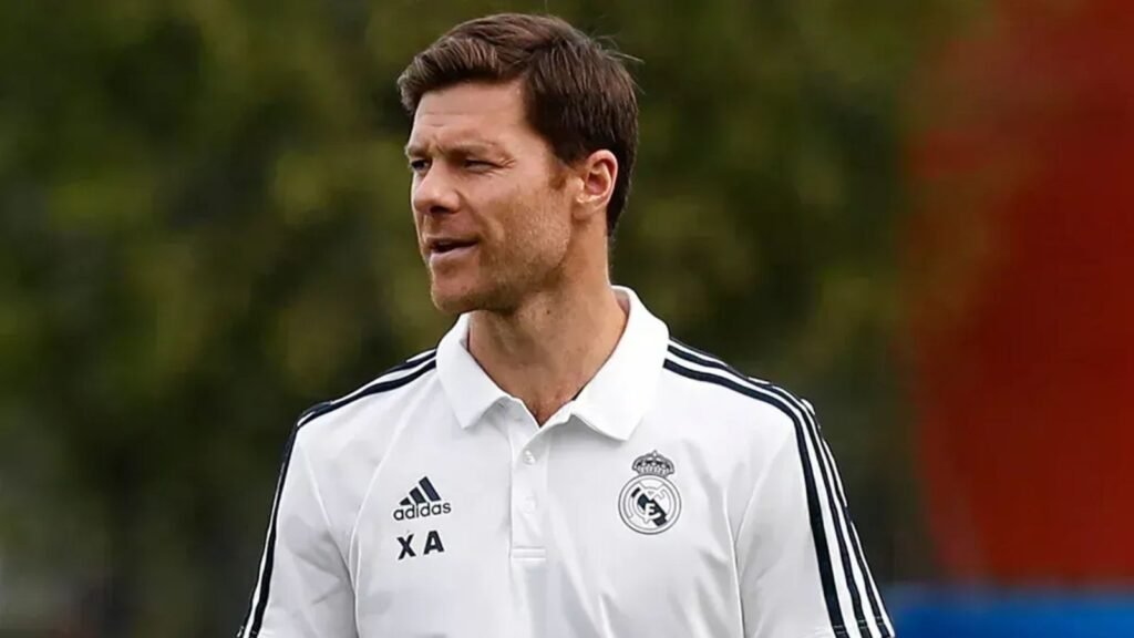 Xabi Alonso comanda treino no Real Madrid